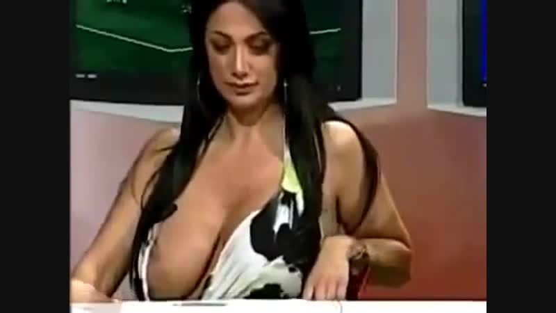 Засвет porn video – Ведущая случайно обнажила показала голую огромную грудь засвет большие сиськи соски певица выпала на тв сцене в прямом эфире hd