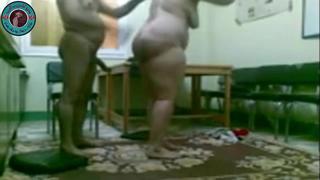 يمني ينيك قحبته قدام ابنتهاء الصغيره نيك عنيف ريتويت ...