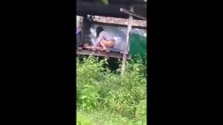 Ngentot di gubuk tengah kebun watch online