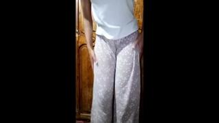 لبوه مصريه عسوله وكيوته بتقلع ملط فالحمام وتعرض لحبيبها جسمها ...
